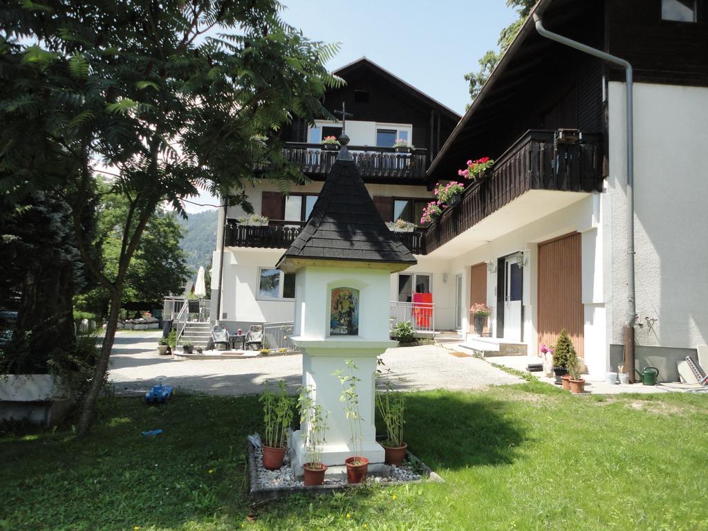 Ferienhaus Burgblick Treffen Ngoại thất bức ảnh